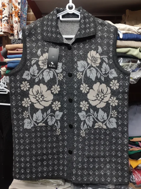 kral-women-knitted-vest-large-flower05.jpg