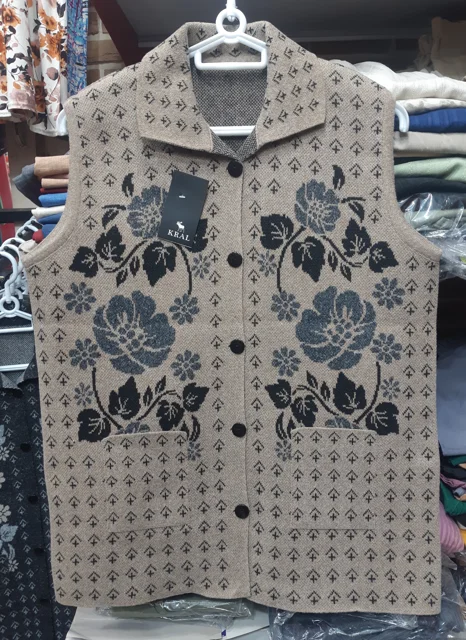 kral-women-knitted-vest-large-flower06.jpg