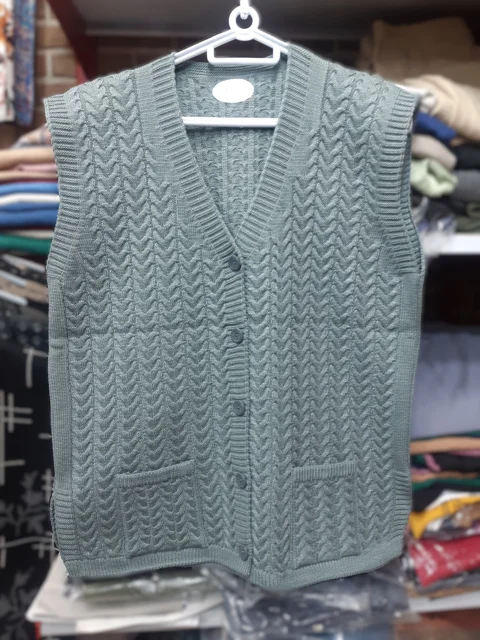 mari-yarn-knitted-vest02.jpg