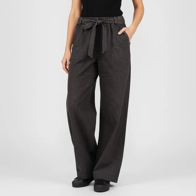paper-jean-bag-pants-02.Webp